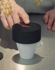 Acaia Horizon posé sur une tasse à café, prêt pour la dépressurisation