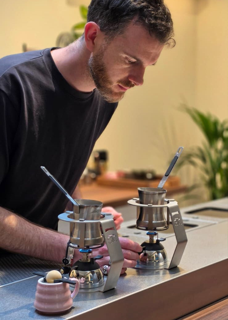 L'ibrik, servi à la seconde près. La méthode qui a valu à notre barista un titre de vice-champion de France.