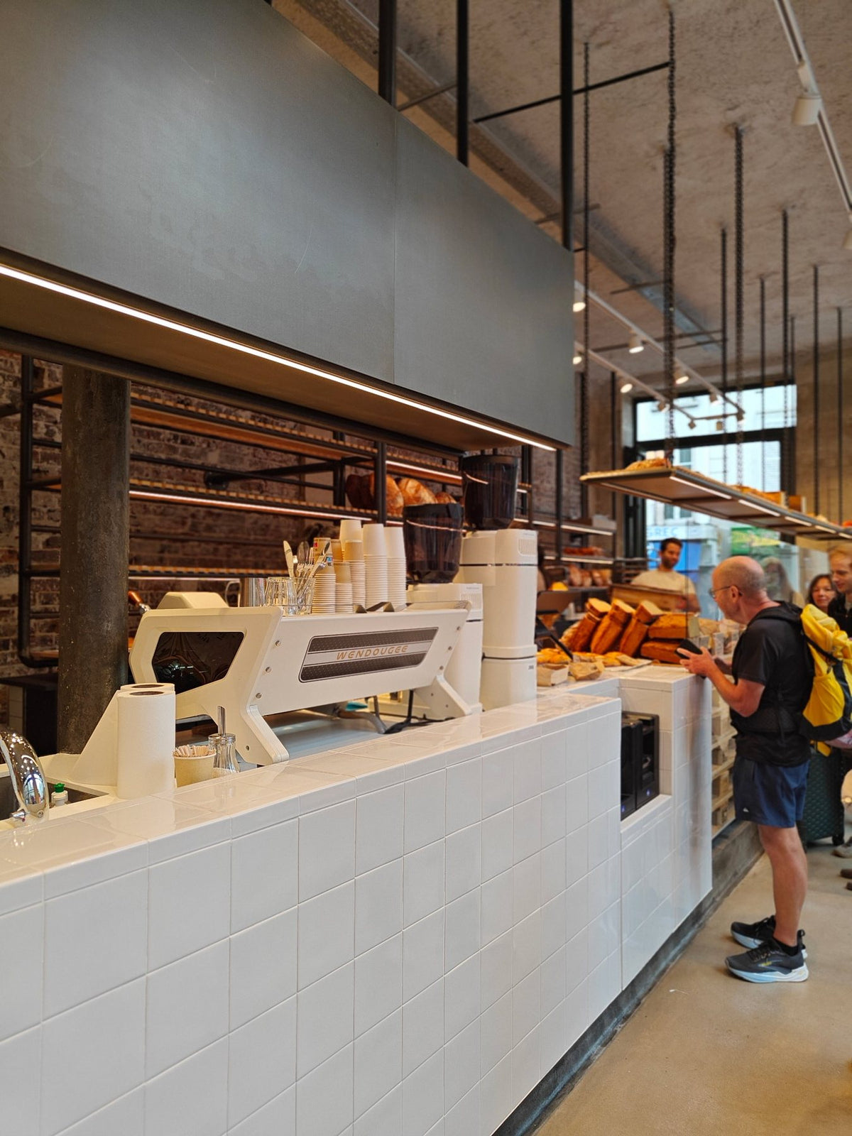 Comptoir de café avec machine espresso et étagères de cafés