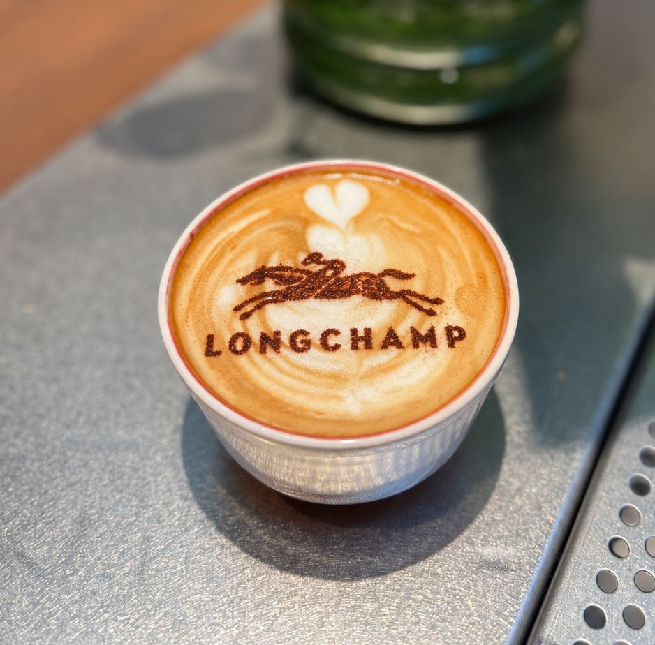 Latte art avec un logo reproduit sur la mousse