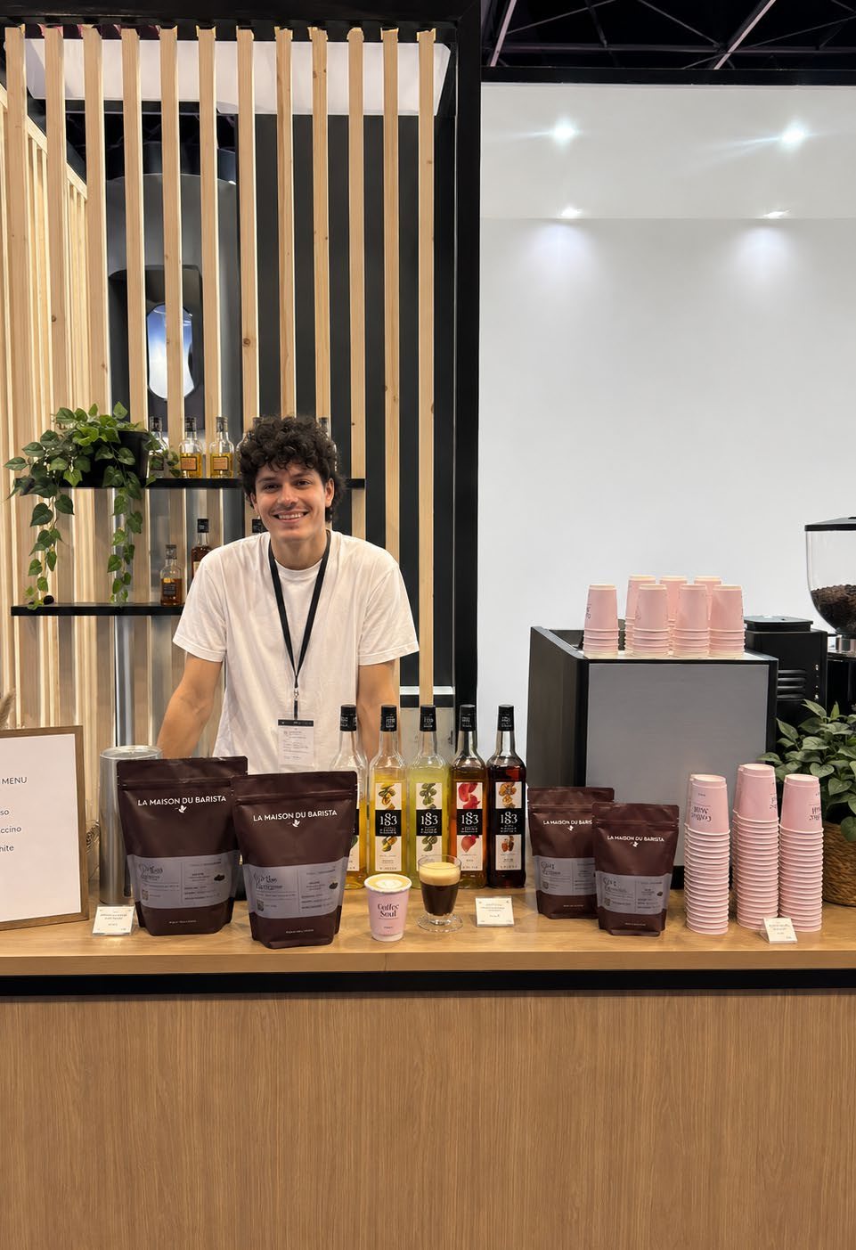 Stand café tenu par un barista sur un salon