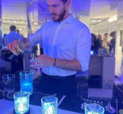 Un barman prépare une boisson lors d’une soirée