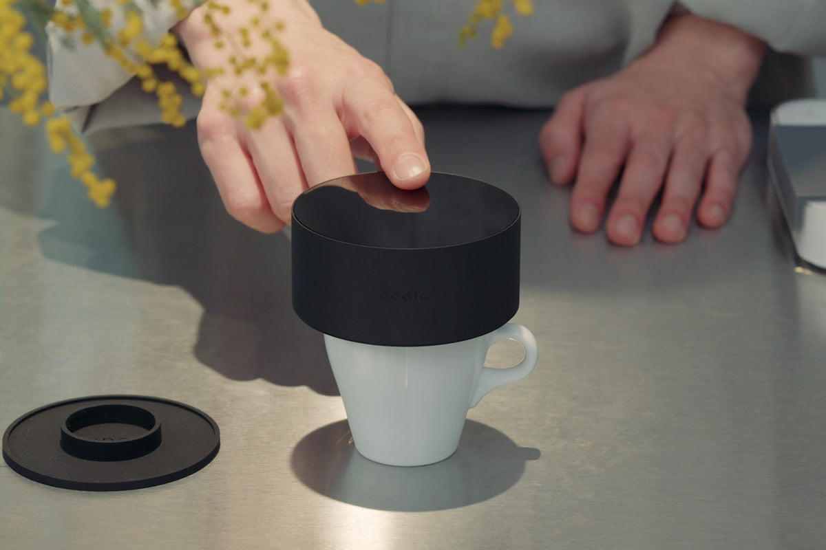 Acaia Horizon posé sur une tasse à café, prêt pour la dépressurisation